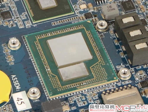 BrixPro采用H87M主板，提供USB 3.0、mSATA与Mini PCI-E接口。主板另一面则板载了主板芯片组以及配备eDRAM的Core i5 4570R处理器。