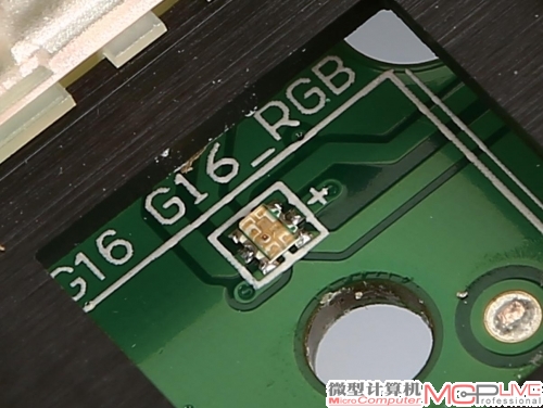 这就是SMD RGB LED模组，R、G、B三原色的LED光源通过混光成就万紫千红的RGB世界，而RGB透明键轴就覆盖在它的正上方。